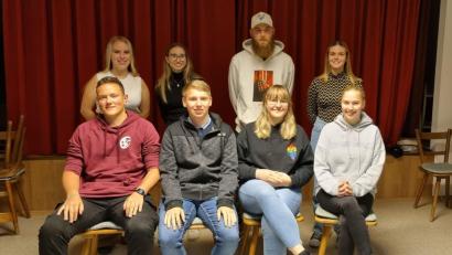 Bild: KLJB Münchenreuth/exb
Die neue Führung der KLJB Münchenreuth mit (sitzend von links) Elias Ernstberger, Lukas Forster, Anika Männer, Eva Wifling sowie (hinten von links) Maxima Fischer, Alyssa Ernstberger, David Wifling und Antonia Bauer. 	Bild: KLJB Münchenreuth/exb
