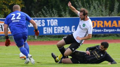 Bild: Dieter Jäschke
In letzter Sekunde wird der Reuther Yannick Schieder von Firat Tuna (TSV Erbendorf) gebremst, der Erbendorfer Torwart Michael Heisig muss nicht eingreifen. Das Steinwald-Derby endete 1:1.