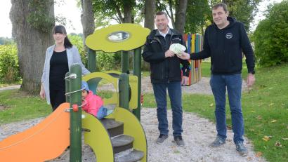 Bild: bey
FWG/SPD-Fraktionsvorsitzender Werner Rieß (rechts) übergibt Bürgermeister Rainer Rewitzer die Spende seiner Fraktion 2000 Euro als Unterstützung für die Beschaffung der neuen Spielgeräte. Verena Künzl (links) hatte per Online-Umfrage bei den Müttern aus der Krabbelgruppe den Gerätewunsche erkundet.