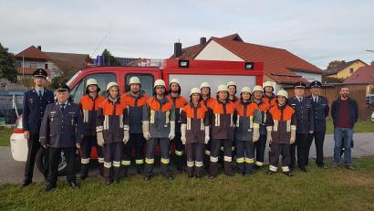 Bild: gi
Das Prüfungsteam und Bürgermeister Armin Bulenda (rechts) sowie Vorsitzender Matthias Balk (links) gratulierten zur bestandenen Leistungsprüfung.
