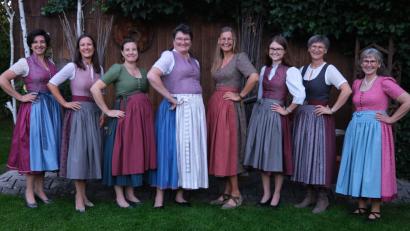 Bild: Hirsch
Stolz präsentieren Sabine Schindler, Andrea Roidl, Corinna Lippert, Agnes Schwendner, Sofie Meiller, Andrea Schlosser, Petra Meiller und Beate Dirscherl (von links) ihre selbst genähten Dirndl.