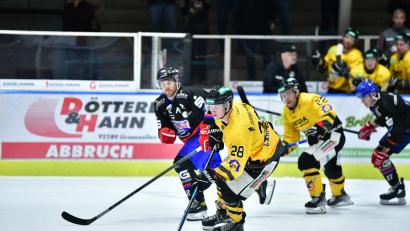 Bild: Andreas Pastuska
Auch die Torschützen vom Dienst blieben diesmal ohne Treffer, im Bild Shawn Campbell (vorne am Puck) und rechts Brett Mennear.