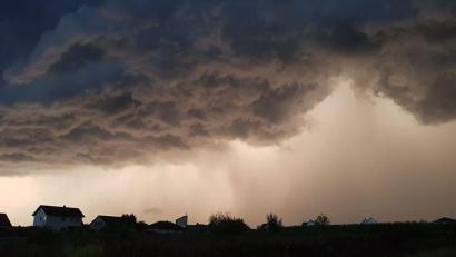 Symbolbild: Harald Donhauser
Platzregen kann den Verkehr kurzzeitig behindern.