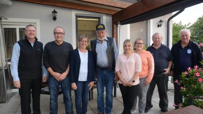 Bild: bey
Der Jubilar Peter Oelze trägt unübersehbar eine Schimmütze mit der Zahl seines Geburtsjahres. Zum Geburtstag gratulierten unter anderem Tochter Petra (Dritte von links), deren Ehemann Rainer Böhm sowie die Enkelkinder Sandra und Kerstin.