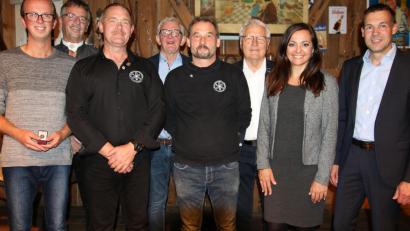 Bild: kro
Verdiente und engagierte Mitglieder wurden beim Jubiläumsabend des AC Waldershof ausgezeichnet. Im Bild: (von links) Florian Ernstberger, Hubert Ernstberger, Ralph Reithmeier, Vorsitzender Ludwig Heining, Holger Fabian, ADAC-Präsident Herbert Behlert, Bürgermeisterin Margit Bayer und BLSV-Kreisvorsitzender Andreas Malzer.