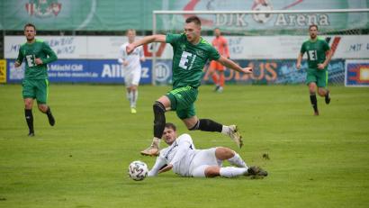 Archivbild: Brückmann
Martin Popp (Mitte) traf in der Nachspielzeit zum 1:1-Ausgleich für die DJK Ammerthal.