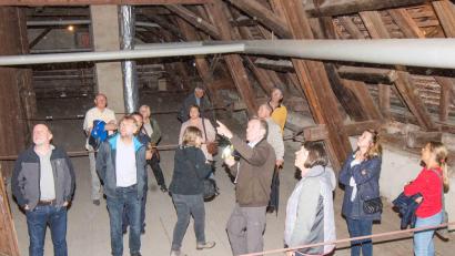 Bild: Thomas Sporrer
Franz Krapf (Vierter von links) erläutert Aufbau und Details des Dachstuhls auf dem Amtsgerichtsgebäude im Fischhof. Die Konstruktion ist in Teilen über 300 Jahre alt.