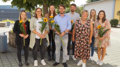 Bild: wel
Rektorin Christine Schneider (dritte von rechts) und der zum stellvertretenden Schulleiter ernannte Lehrer Peter Grosser (vierter von links) begrüßten die neuen Lehrkräfte (von links) Christine Weiderer, Melanie Obermeier, Annika Lanzl, Michael Pröls, Annika Pirzer und Theresa Beer