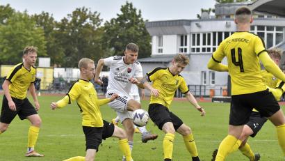 Bild: Hubert Ziegler
Fünf gegen einen: Leon Kipry, Marco Helleder, Nick Sperlich, Mario Schmien und Lennard Mueller vom FC Amberg versuchen, Marcel Müller (Mitte) vom TSV Seebach im Strafraum in Schach zu halten.