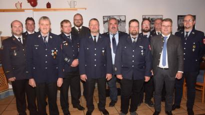 Bild: fz
Ehrungen im Namen des Freistaates für 25 und 40 Jahre aktive Dienstzeit in den Feuerwehren Neuhaus, Bernstein und Dietersdorf erhielten sieben verdiente Floriansjünger. Der Neuhauser Andreas Bogner bekam eine Auszeichnung für 25 Jahre als Kommandant der Feuerwehr Neuhaus.