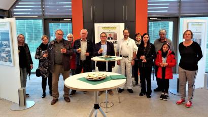 Bild: lg
Die Besucher der Ausstellungseröffnung bekamen bei der übersichtlichen Präsentation einen prägnanten Eindruck von der 70-jährigen Stadtgeschichte Oberviechtachs.