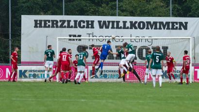 Bild: Niklas vom Ende
Der Ausgleich für den SV Mitterteich im Landesliga-Spiel bei Kickers Selb: Torwart Tim Lauterbach (blaues Trikot) köpfte in der 94. Minute nach einer Ecke zum 2:2 ein.
