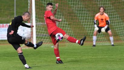 Bild: Büttner, Gerhard
Johannes Renner (Grafenwöhr) zieht ab, der Vohenstraußer Michael Gotfryd stellt sich dem Schuss in den Weg. Die Bezirksligapartie zwischen der SpVgg Vohenstrauß und der SV Grafenwöhr endete 2:2.