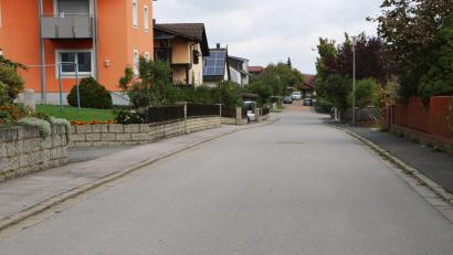 Bild: gru
Aufgrund der Straßenbreite ist in der Schulstraße nur ein Straßenvollausbau möglich.