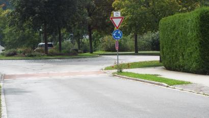 Bild: e
Der Kreisverkehr der Sebastian-Kneipp-Straße, an dem rechts die Schulstraße abzweigt: Seit Jahren kommt es dort wegen eines Kanalproblems bei Starkregen zu Überschwemmungen.