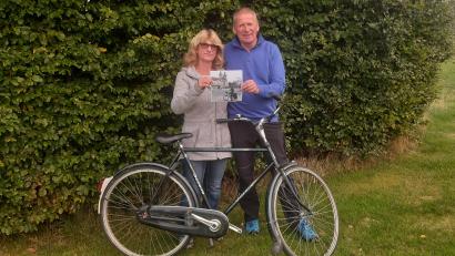 Bild: gis
Gabi und Peter Hautmann mit dem alten Fahrrad als Erinnerungsstück.