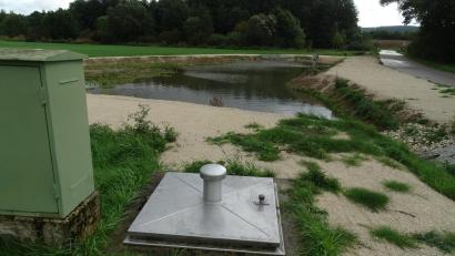 Bild: Houschka
Das Regenrückhaltebecken am Ortsrand von Knölling ist fertig. Der Bürgermeister legte in der Gemeinderatssitzung die Abschlussrechnung vor. .