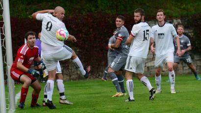Bild: ham
Gleich schlägt der Ball zur Schwarzenfelder Führung im Dieterskirchener Gehäuse ein: Thomas Bayerl (rechts) ist der Torschütze, die Abwehr der Heimmannschaft machte dabei keine sonderlich gute Figur.