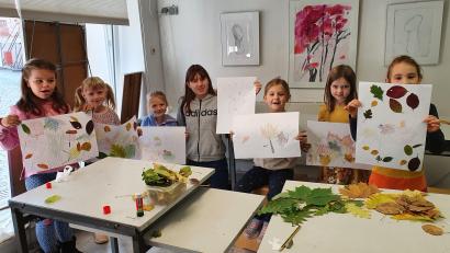 Bild: jzk
„Wer erkennt den kleinen Frosch im Herbstlaub?“, fragten die Kinder beim Malkurs im Atelier von Susanne Vonhoff.