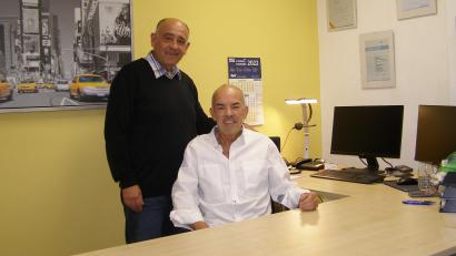 Bild: pz
Thomas Fritsch (stehend) ist mit seinem Versicherungsbüro von der Bahnhofstraße in großzügige Räumlichkeiten in zentraler Lage an der Prinz-Ludwig-Straße umgezogen. Dass der Marktleuthener nach dem Sprung in die Selbstständigkeit im April 2021 seine Generalagentur in Waldsassen etabliert hat, hängt vor allem mit Bernhard Prüfer (sitzend) zusammen.