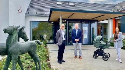 Bild: Martina Beierl/exb
Erleichterung für Mütter mit Kinderwägen: Die Beratungsstelle für Schwangerschaftsfragen am Gesundheitsamt in der Adalbert-Stifter-Straße 18 in Amberg ist jetzt barrierefrei zugänglich. Darüber freuen sich auch Landrat Richard Reisinger (Zweiter von links) und Direktor Roland Brey.