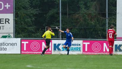 Bild: Niklas vom Ende
Torwart Tim Lauterbach (blaues Trikot) ist nach seinem Treffer in der Nachspielzeit nicht mehr einzufangen.