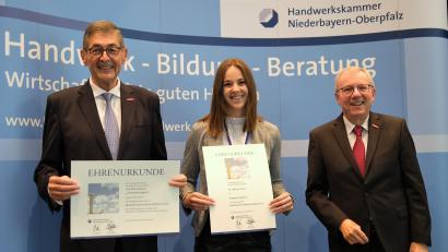 Bild: Hirsch
Handwerkskammer-Präsident Georg Haber (links) und Geschäftsführer Jürgen Kilger (rechts) zeichneten Eva-Maria Bauer (Mitte) als beste Kauffrau-Absolventin Ostbayerns aus und überreichten ihr bei der Siegerehrung in Neunburg v.W. die Urkunden.
