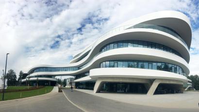 Archivbild: Gabi Schönberger
Das Firmengebäude der BHS in Weiherhammer. Am Samstag hat sich ein Mann unberechtigt Zutritt verschafft und einen Polizeieinsatz ausgelöst.