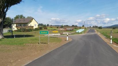 Bild: Markt Eslarn, Anton Hochwart/exb
Nun kann der Verkehr zwischen Riedlhof und Burkhardsrieth wieder rollen. Die Bauarbeiten an der Gemeindeverbindungsstraße sind abgeschlossen.