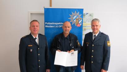 Bild: PI Weiden/exb
Dank für seine 15-jährige ehrenamtliche Mitarbeit in der Weidener Sicherheitswacht sprechen Polizeidirektor Markus Fuchs (links) als Inspektionsleiter und sein Stellvertreter Erster Polizeihauptkommissar Thomas Meiler (rechts) Dieter Kallmeier aus.