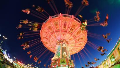 Symbolbild: Tobias Hase/dpa
Auf der Suche nach einem verlorenen Gegenstand fiel ein Besucher auf dem Oktoberfest in einen Zwinger und wurde gebissen.