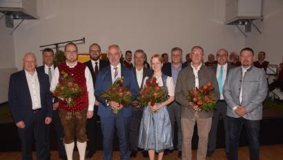 Bild: fz
Landrat Andreas Meier (Vierter von links) verleiht an Albert Sommer, Wiebke Thaller, Wolfgang Bräutigam und Sebastian Dimler (Zweiter, Dritte, Vierter und Fünfter von rechts) den Kulturpreis 2022 des Landkreises Neustadt/WN.