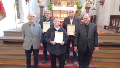 Bild: Kirchenchor Kastl/exb
Pfarrer Heribert Stretz (rechts) und Chorleiter Albert Schraml dankten Ludwig Braun (60 Jahre Chormitglied), Walburga Reindl (40 Jahre) und Hans Kaufmann (60 Jahre) für ihr Engagement.