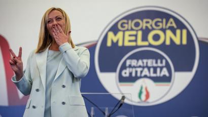 Bild: Oliver Weiken/dpa
Giorgia Meloni sonnt sich in ihrem Wahlergebnis, das sie zum ersten weiblichen Premier des Landes machen wird.