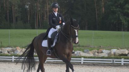 Bild: otr
Jana Lang aus Schmidgaden wurde beim Dressurturnier des RC Münchsgrün mit ihrem Hannoveraner-Hengst „Davy Jones“ der Favoritenrolle gerecht.