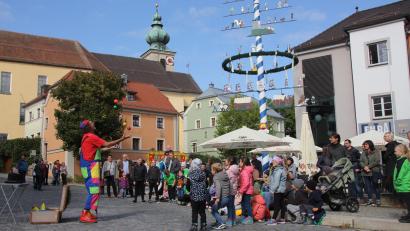 Bild: frd
Die Kinder forderten „noch mehr Bälle jonglieren“ vom Clown am Michaelimarkt in Oberviechtach.