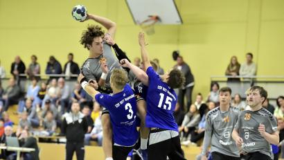 Bild: Hubert Ziegler
Mit einem Dreierabwehrriegel versuchen die Regensburger den Sprungwurf von Leonhard Schatz (links) von der HG Amberg abzublocken. Philipp Lulla und Julian Schaller (von rechts) sind Beobachter der Szene.