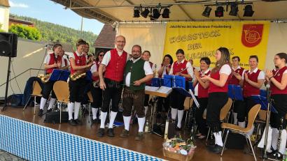 Bild: Wolfgang Lehnert
Dirigentenstabübergabe am Jakobifest von Anton Lautenschlager (Bildmitte links) an Manuel Jung (Bildmitte rechts).
