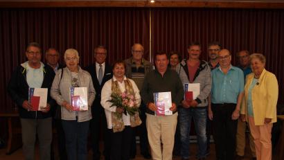 Bild: heb
67 Mitglieder ehrte der VdK Ortsverband Tirschenreuth. Im Bild: (von rechts ) Zweite Vorsitzende Christa Prauschke, Beisitzer Horst Prauschke, Vorsitzender Gerhard Wiedemann, Beisitzer Hans-Jürgen Riedl, Markus Rahn, Beisitzerin Elisabeth Gradl, Anton Pfaffel, Josef Birkner, Cornelia Stahl, Bürgermeister Franz Stahl, Marianne Walter, Kreisvorsitzender Georg Brand und Alfred Walter.