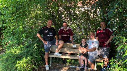 Bild: mis
Die Clubfreunde um Georg Lang, Alexander Fiedler, Jürgen Fiedler, sein Nachwuchs und Stefan Fiedler (von links) sind mehr als ein klassischer Fanclub. Auch die Ortspflege ist ihnen ein Anliegen.