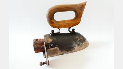 Bild: adj
Aladdins Wunderlampe oder ein Bügeleisen? Ein kurioses Exponat aus der Ausstellung im Altenstädter Museum: ein Ochsenzungenbügeleisen mit Nasengriff.