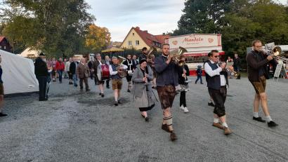 Bild: gis
Oktoberfest Fichtelberg: Der Festzug mit Ehrengästen, Festwirten und Vereinen.