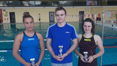 Bild: rbg
Hanna Hirsche (Platz 3, links), Fynn Legat (Platz 2) und Anna Schwöd (Platz 3, rechts) bewiesen beim Plauener Herbstmehrkampf ihre Vielseitigkeit und sicherten sich in ihren Altersklassen Podestplätze.