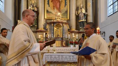 Bild: bey
Prodekan Johannes Lukas (links) nimmt Pater James das Versprechen ab, immer für die Pfarrei Parkstein und die Expositur St. Johannes Kirchendemenreuth da zu sein, sie gewissenhaft zu leiten und unverkürzt Gottes Wort zu verkünden.