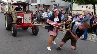 Bild: hm
Kräftig anpacken heißt es beim Traktorziehen. Im Bild das Oberkirwapaar Elena Hechtl und Hannes Meißner.