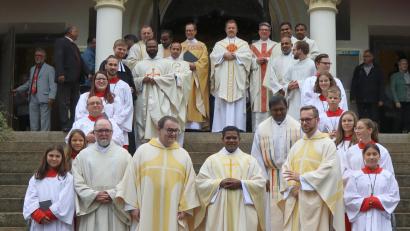 Bild: mfh
17 Geistliche begleiteten Pfarrer Arul (Mitte, mit gefalteten Händen) bei seiner Amtseinführung in der Pfarrei Herz Jesu in Rosenberg.