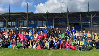 Bild: do
Zum Weltkindertag vertauschen die Buben und Mädchen der Grundschule am Rauhen Kulm die Schulbänke mit Sport und Bewegung auf dem Gelände des FC Tremmersdorf-Speinshart.