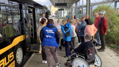 Bild: Peter Habermeier/exb
Wie die Fahrt mit dem Schwandorfer Citybus mit Rollator oder Rollstuhl leichter bewältigt werden kann, das konnten interessierte Teilnehmer bei zwei Sonderfahrten ausprobieren.