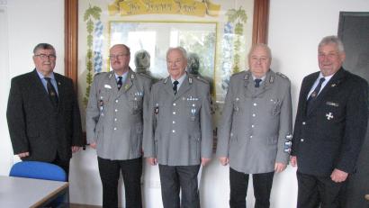 Bild: knh
Kreisvorsitzender Heinrich Scheidler (links) und Ehrenkreisvorsitzender Alfons Betzl (rechts) zeichnen Udo Matysiak (Mitte) mit dem Großkreuz am Bande des Bayerischen Soldatenbundes aus. Vorsitzender Erhard Neubauer (Zweiter von rechts) und Fahnenträger Karl-Heinz Kuschidlo (Zweiter von links) gratulieren zur Ehrung.