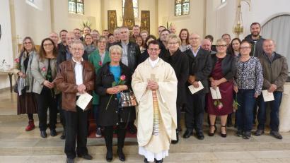 Bild: hok
Pfarrer Thomas Kohlhepp mit den Ehejubelpaaren, die vor vielen Jahren Ja gesagt haben.